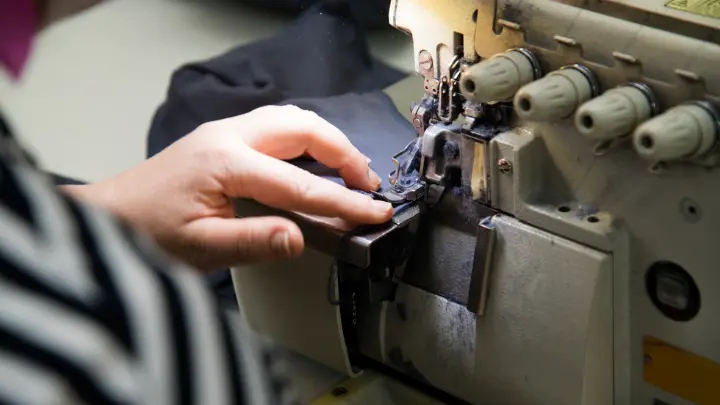 Multi-language fibre content label being attached on the production line